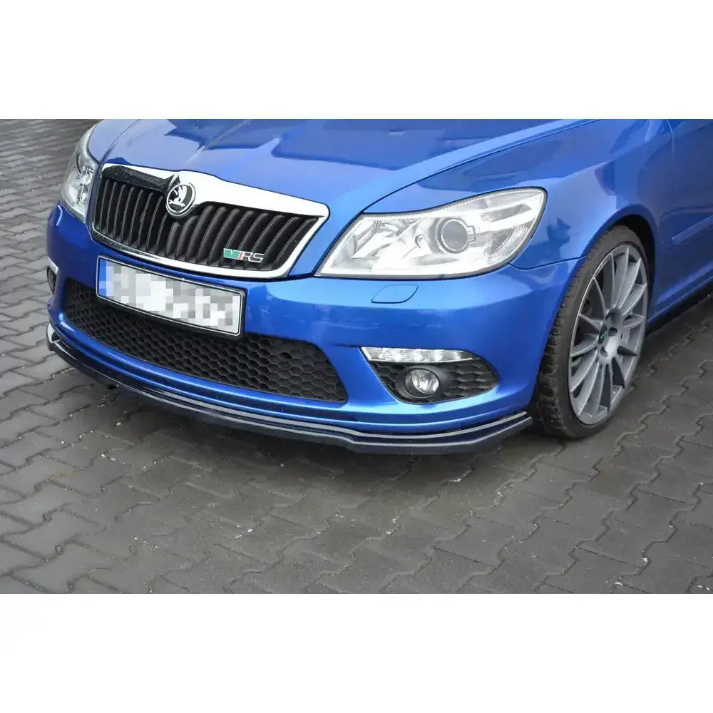 Frontsplitter V2 til Skoda Octavia Mk2 RS, nærbilde av lav frontspoiler og sølvdetaljer mot asfalt.