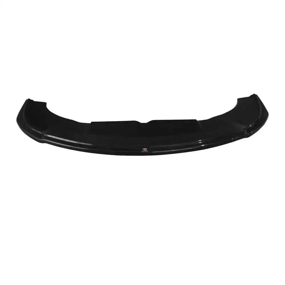 Front lip til Skoda Octavia Mk2 RS V2, svart plastspoiler sett rett forfra mot hvit bakgrunn.