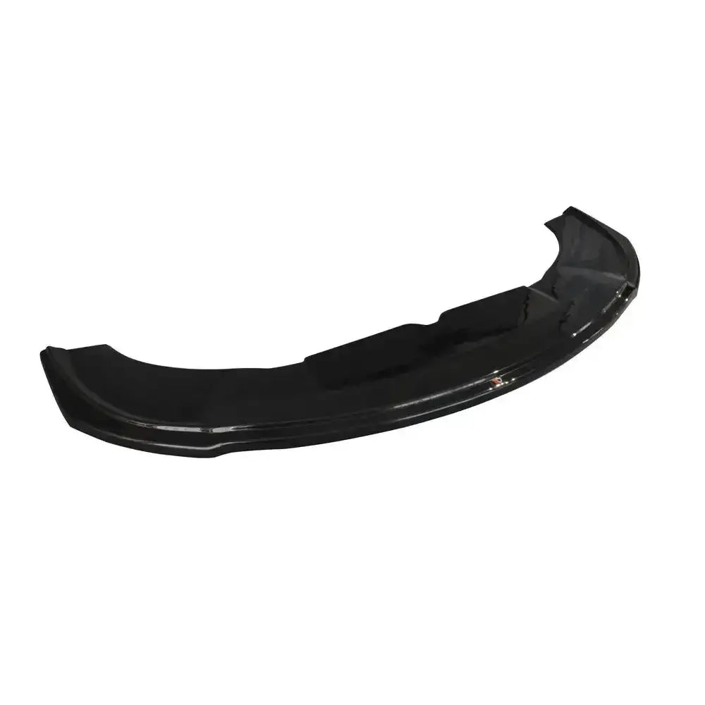 Front splitter til Skoda Octavia Mk2 RS, sort blank plast med aerodynamisk, buet design og markerte kanter.