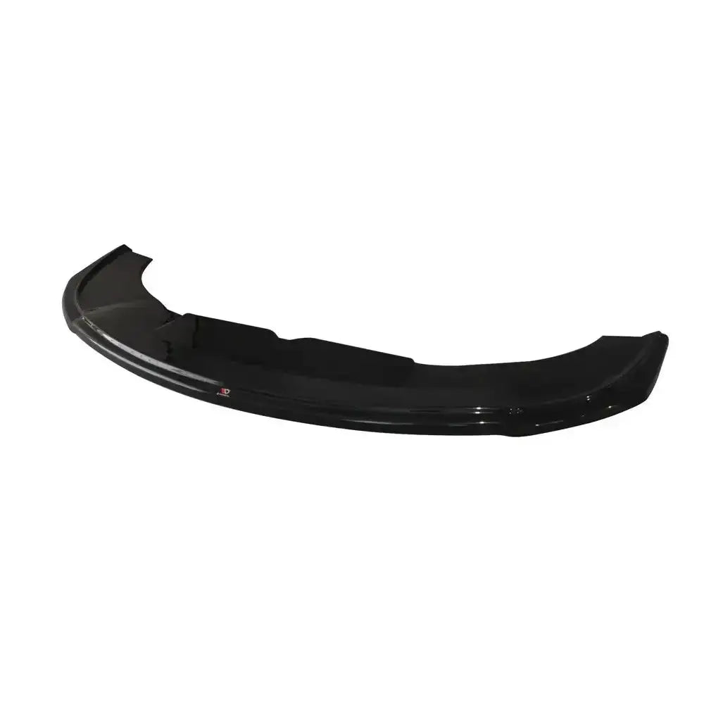 Frontleppe til Skoda Octavia Mk2 V2 facelift, sort blank plast sett skrått ovenfra mot hvit bakgrunn.