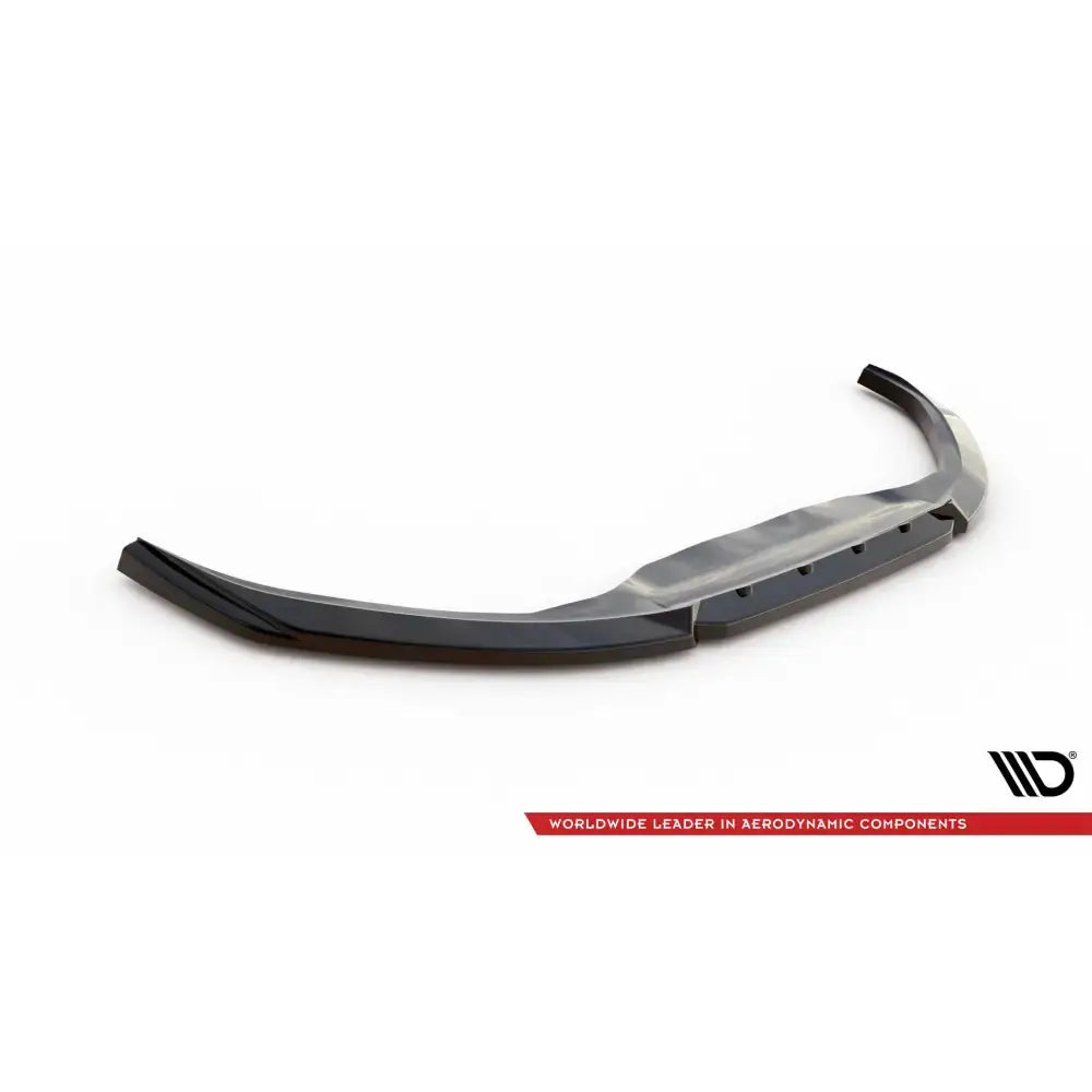 Front splitter V2 Toyota Yaris Mk4 i sort karbonfiber-look, vist fra skrå vinkel med markante vinkler.