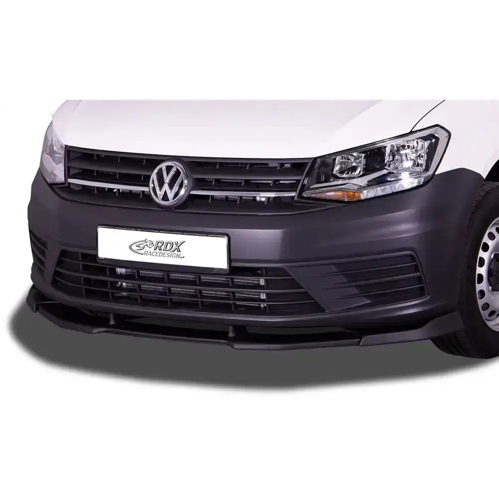 Frontleppe til Volkswagen Caddy 2K 15-20 montert på frontfanger med synlig grill og hovedlykter.