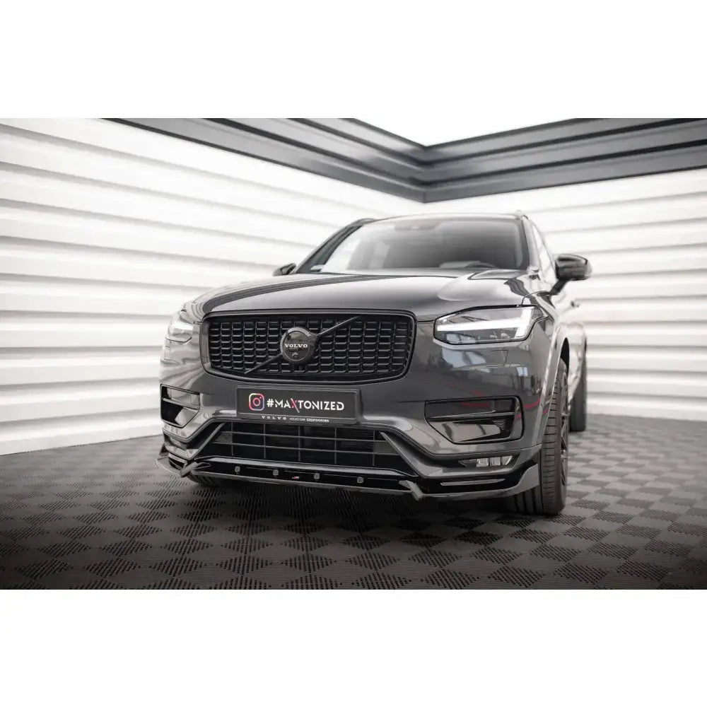 Frontspoiler på Volvo XC90 R-Design Mk2 Facelift med sorte detaljer og skiltet #MAXTONIZED foran.