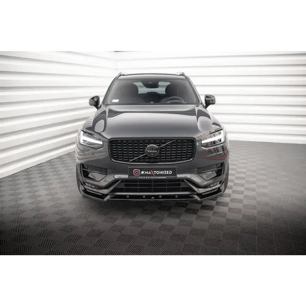 Frontsplitter på Volvo XC90 R-Design Mk2 Facelift, mørk grå SUV sett forfra med sorte detaljer.