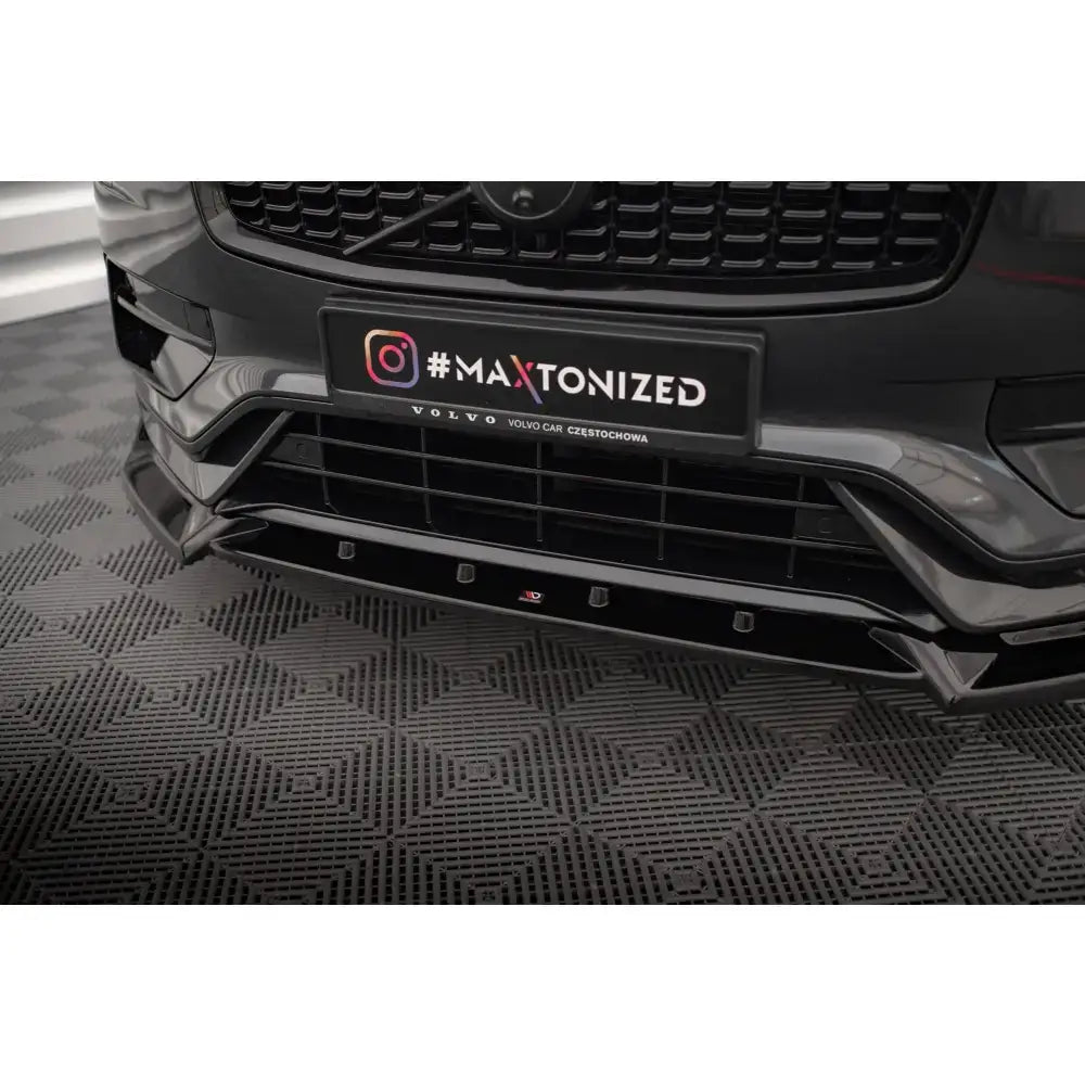 Front lip på Volvo XC90 R-Design Mk2 Facelift, sort blank frontleppe med skarpe linjer, sett forfra.