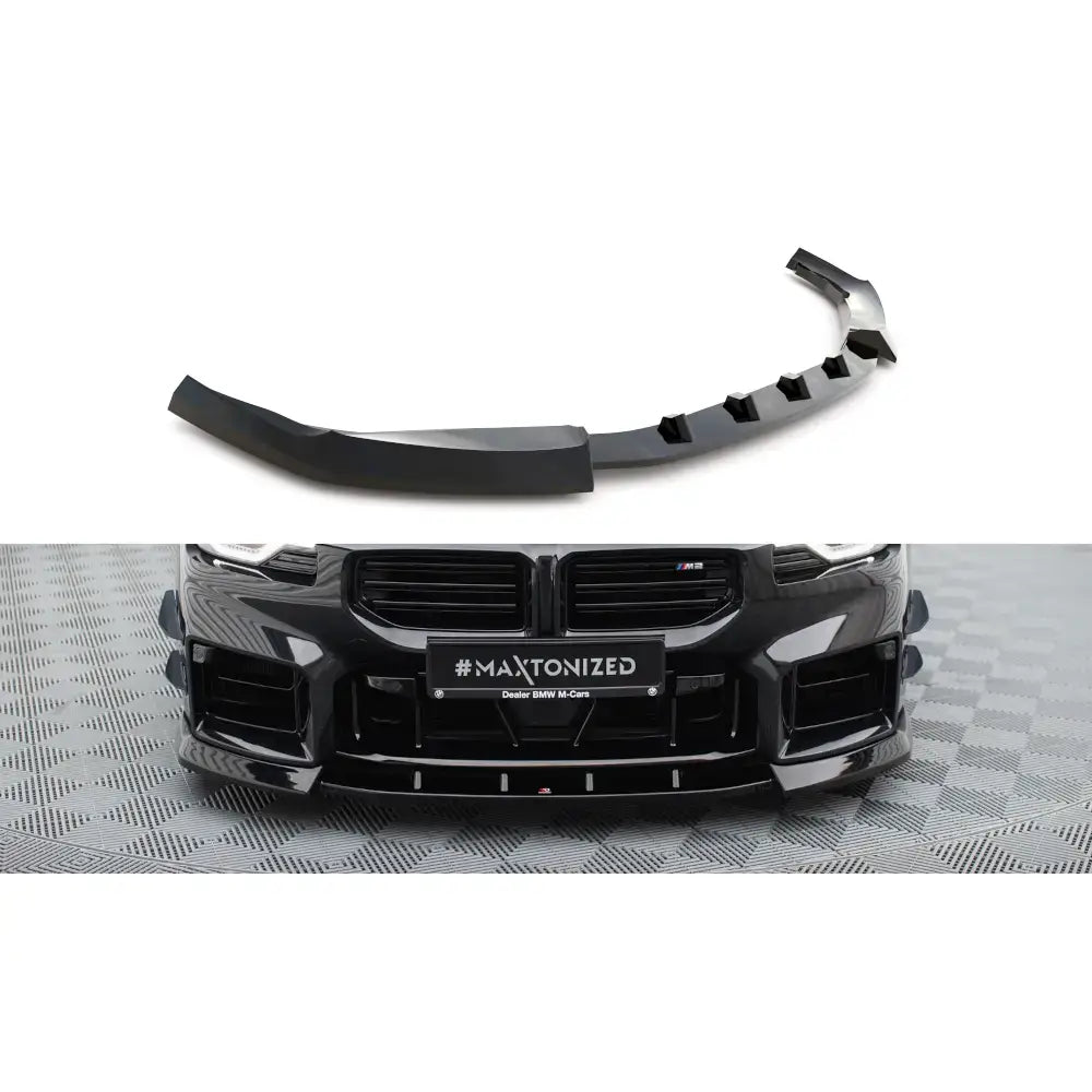 Frontleppe V3 BMW M2 G87 i sort glanset plast, montert foran på bil med sporty og aerodynamisk design.