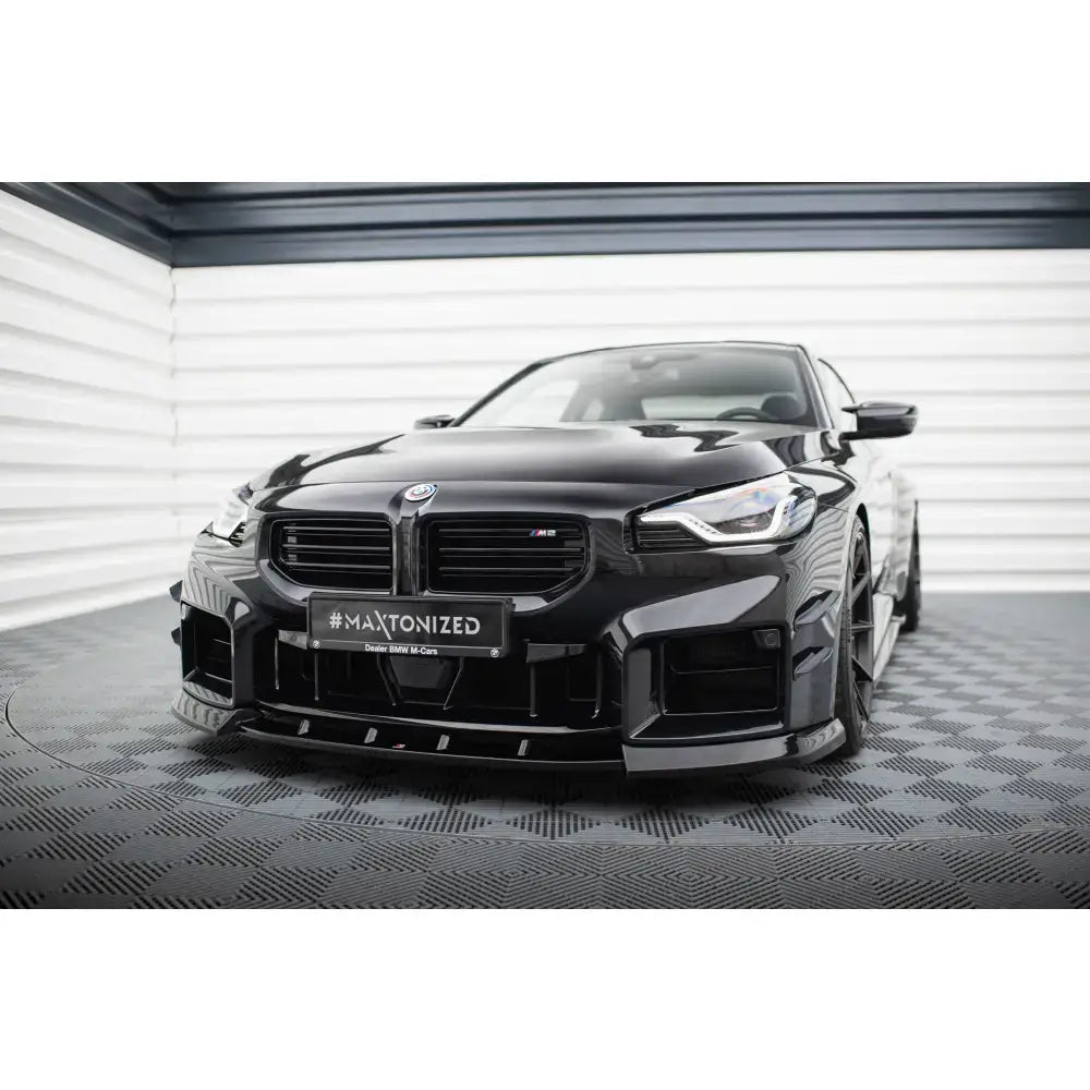 Frontspoiler på BMW M2 G87 med markante linjer, synlig grill, lykter og aerodynamiske detaljer.