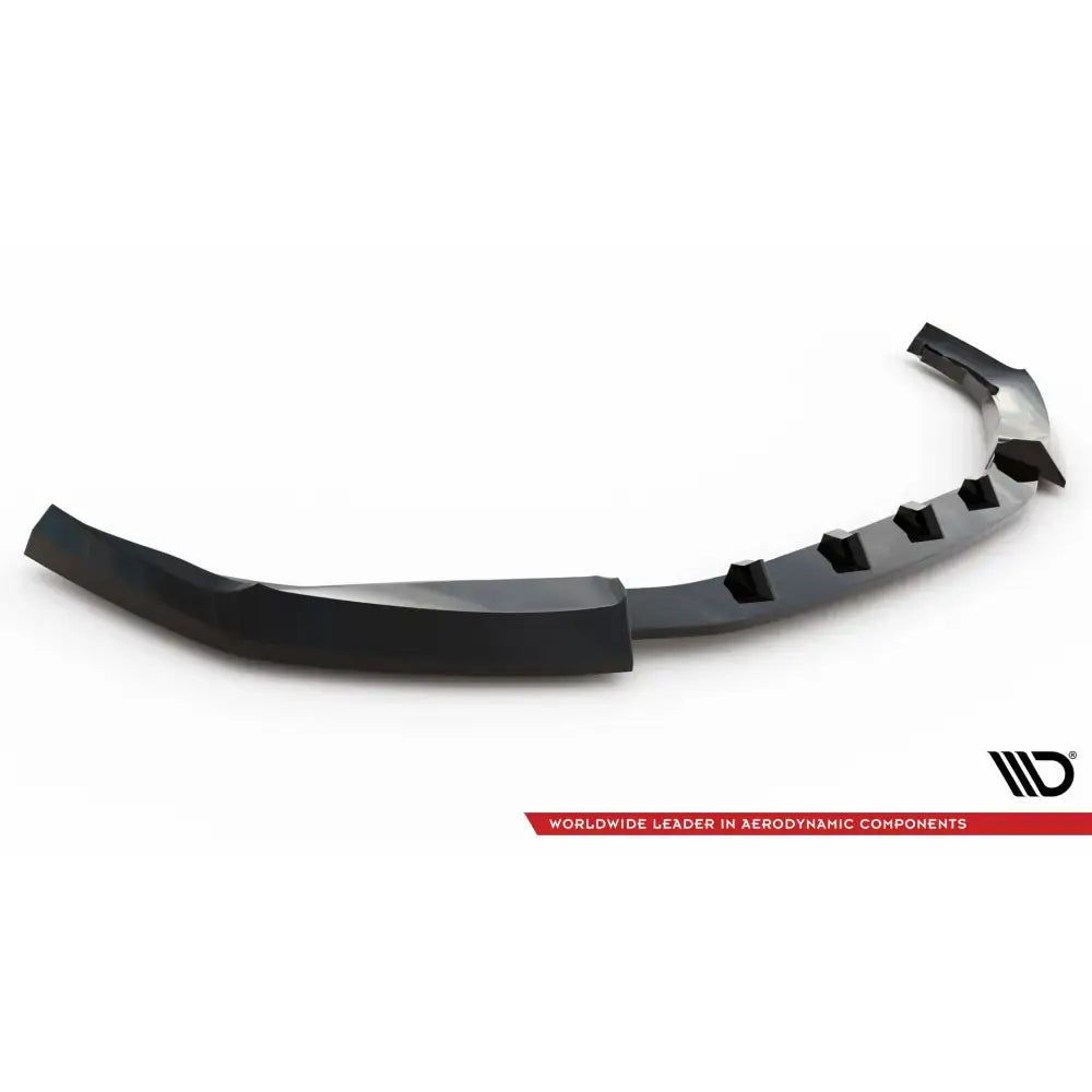 Front splitter V3 BMW M2 G87 i sort plast med markerte vinkler, avbildet skrått ovenfra på hvit bakgrunn.