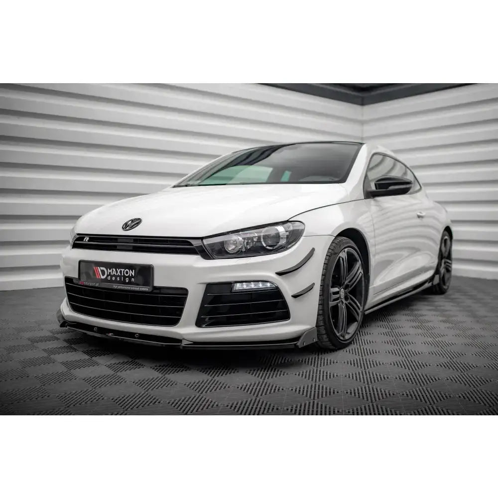 Frontspoiler på hvit Volkswagen Scirocco R Mk3 med sorte flaps og store aluminiumsfelger.
