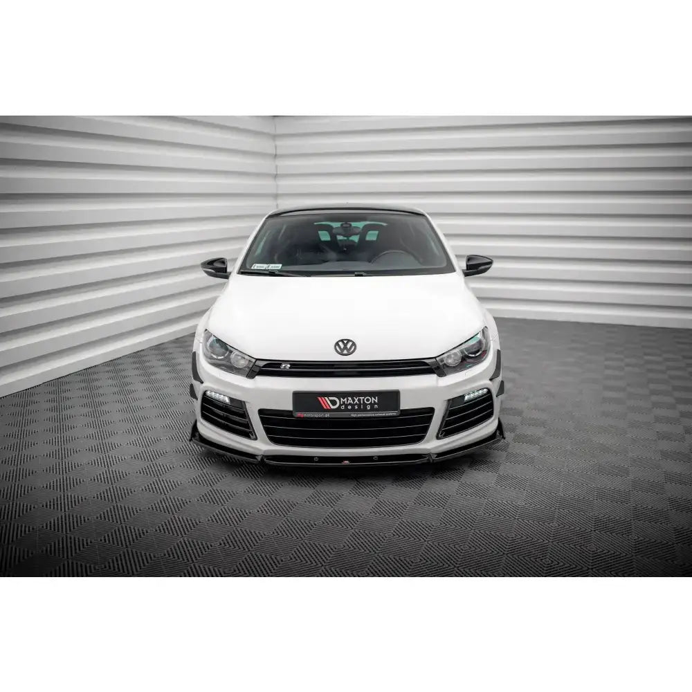 Frontsplitter til Volkswagen Scirocco R Mk3 med svart grill og Maxton Design-logo, sett forfra.