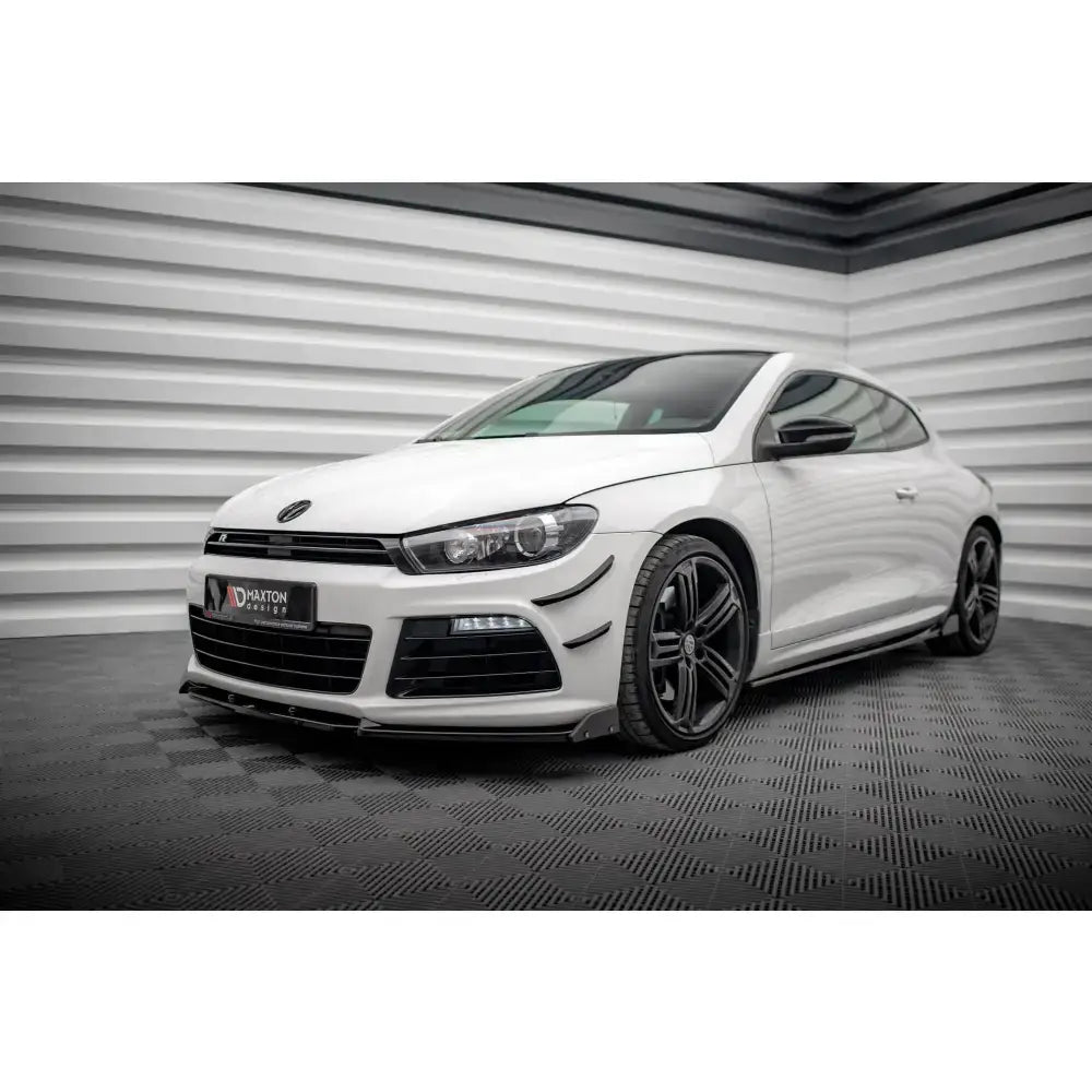 Front lip på Volkswagen Scirocco R Mk3 med svarte flaps, vist på hvit bil i lyst rom.