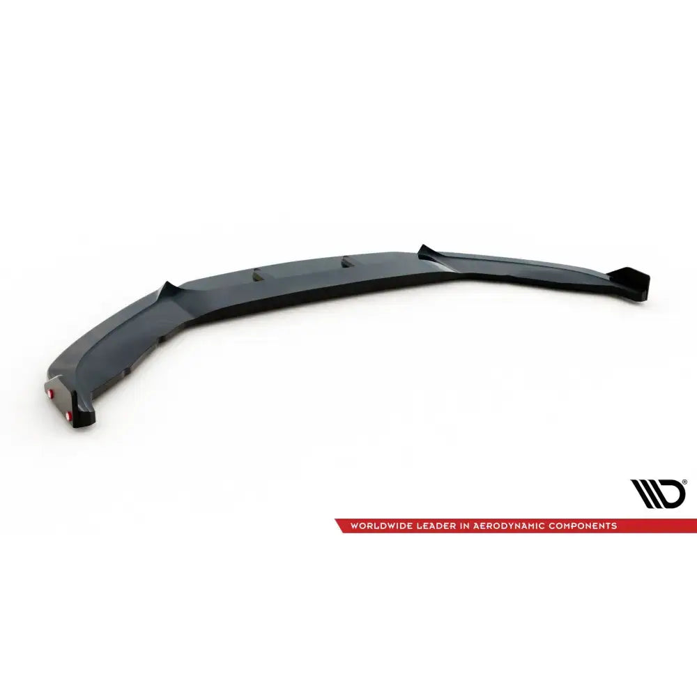 Frontspoiler til Volkswagen Scirocco R Mk3, svart buet plast med røde detaljer, sett skrått ovenfra.
