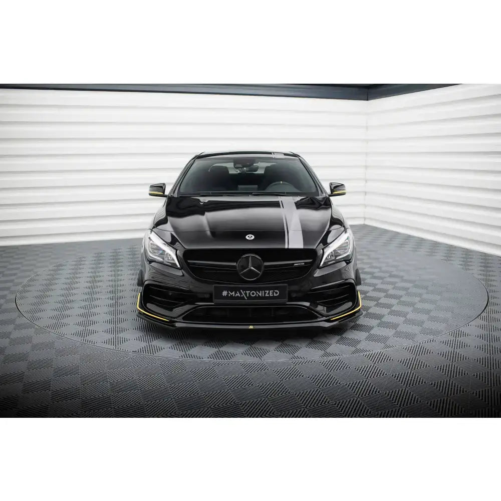 Frontspoiler på Mercedes-AMG CLA 45 V3 med sølvstripe på panser og gule detaljer langs frontsplitter.