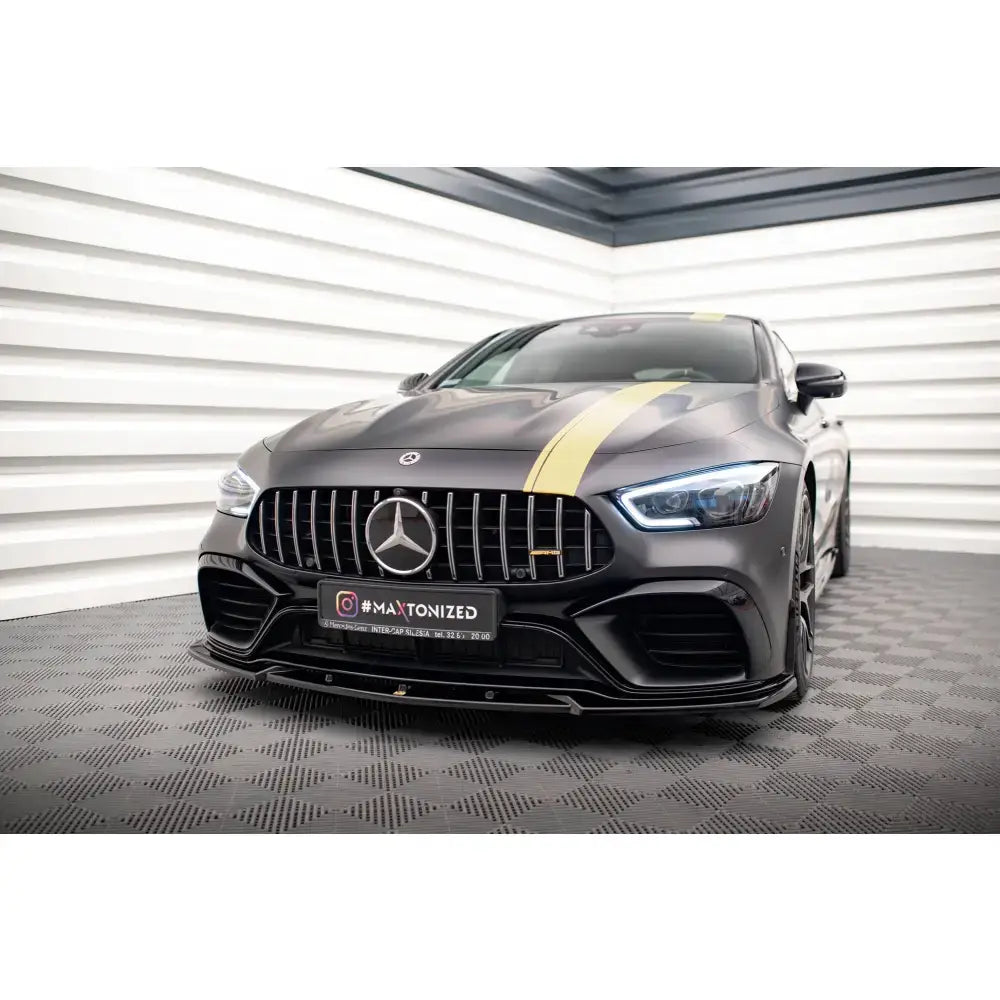 Frontsplitter på Mercedes-AMG GT 63S 4-Door Coupe med matt grå lakk og gul stripe på panseret.