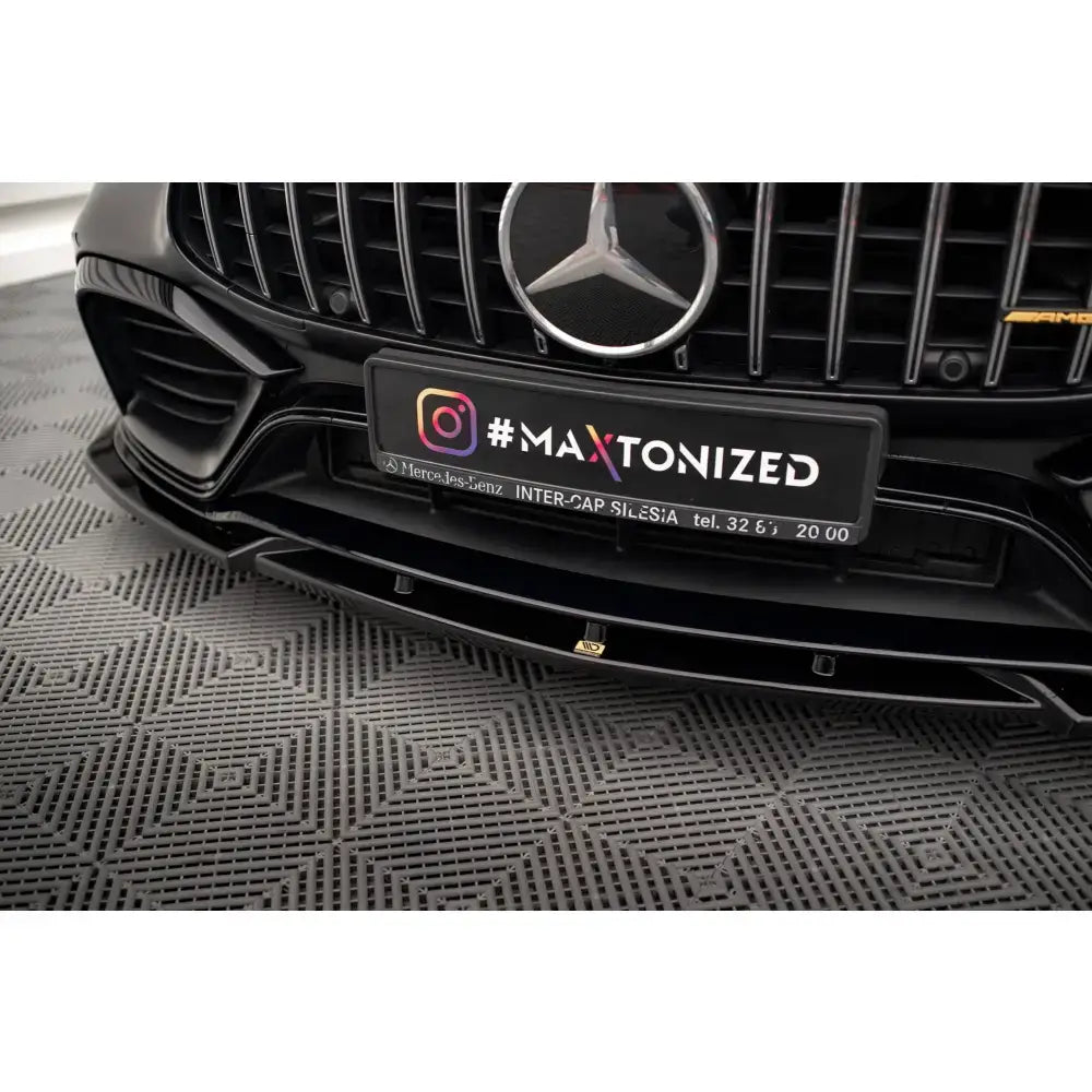 Front lip på Mercedes-AMG GT 63S 4-Door Coupe V3 montert, sett fra lav vinkel med synlig grill.