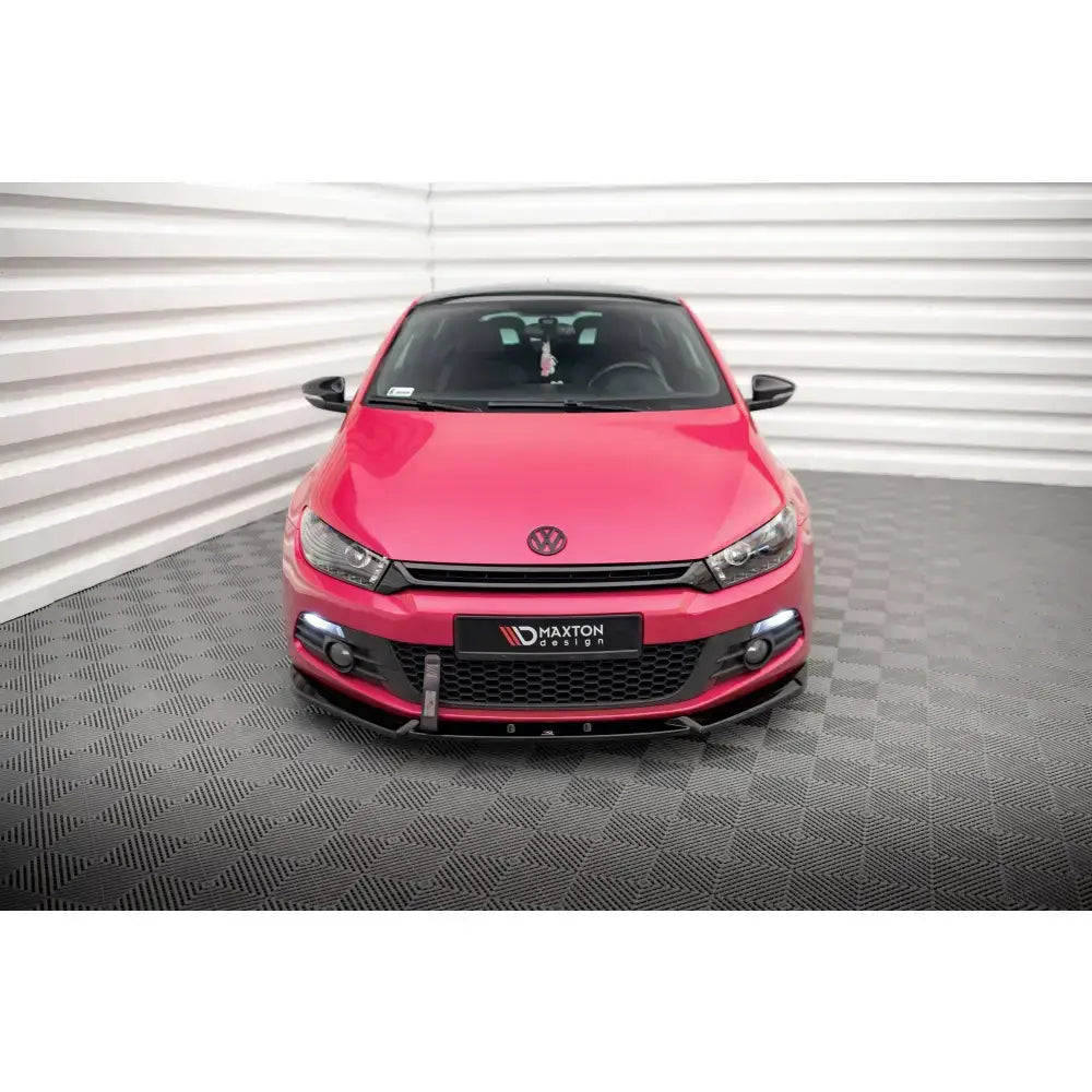 Frontspoiler V3 på Volkswagen Scirocco Mk3, rød bil forfra med sorte detaljer og Maxton-skilt.