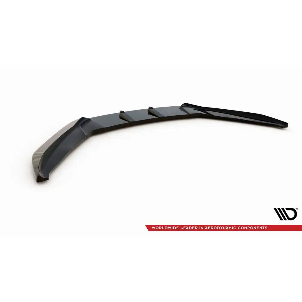 Frontleppe V3 Volkswagen Scirocco Mk3 i sort blank plast med tre ribber, avbildet fra lav vinkel.