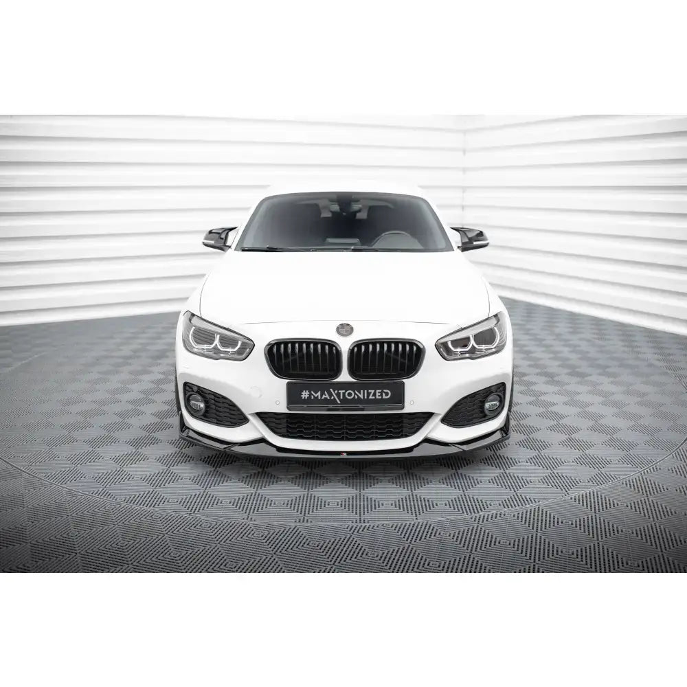 Frontspoiler V4 CSL Look på hvit BMW 1 M-Pack F20 Facelift sett forfra i lyst rom.