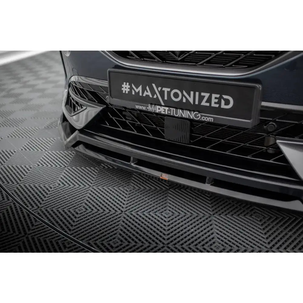 Frontspoiler til V4 Cupra Formentor Mk1 i blank sort plast med strukturerte detaljer, montert på bilfanger.