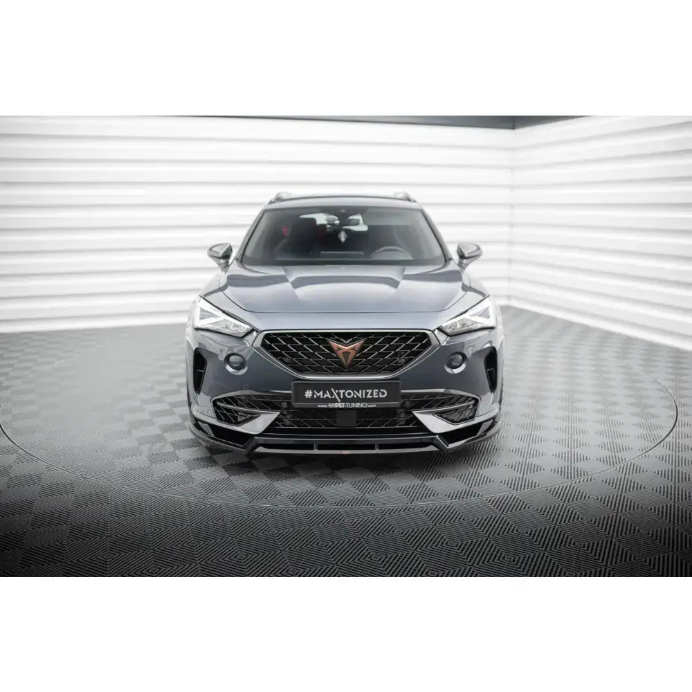 Frontsplitter på Cupra Formentor Mk1 SUV sett forfra med markant grill og kobberfarget emblem.