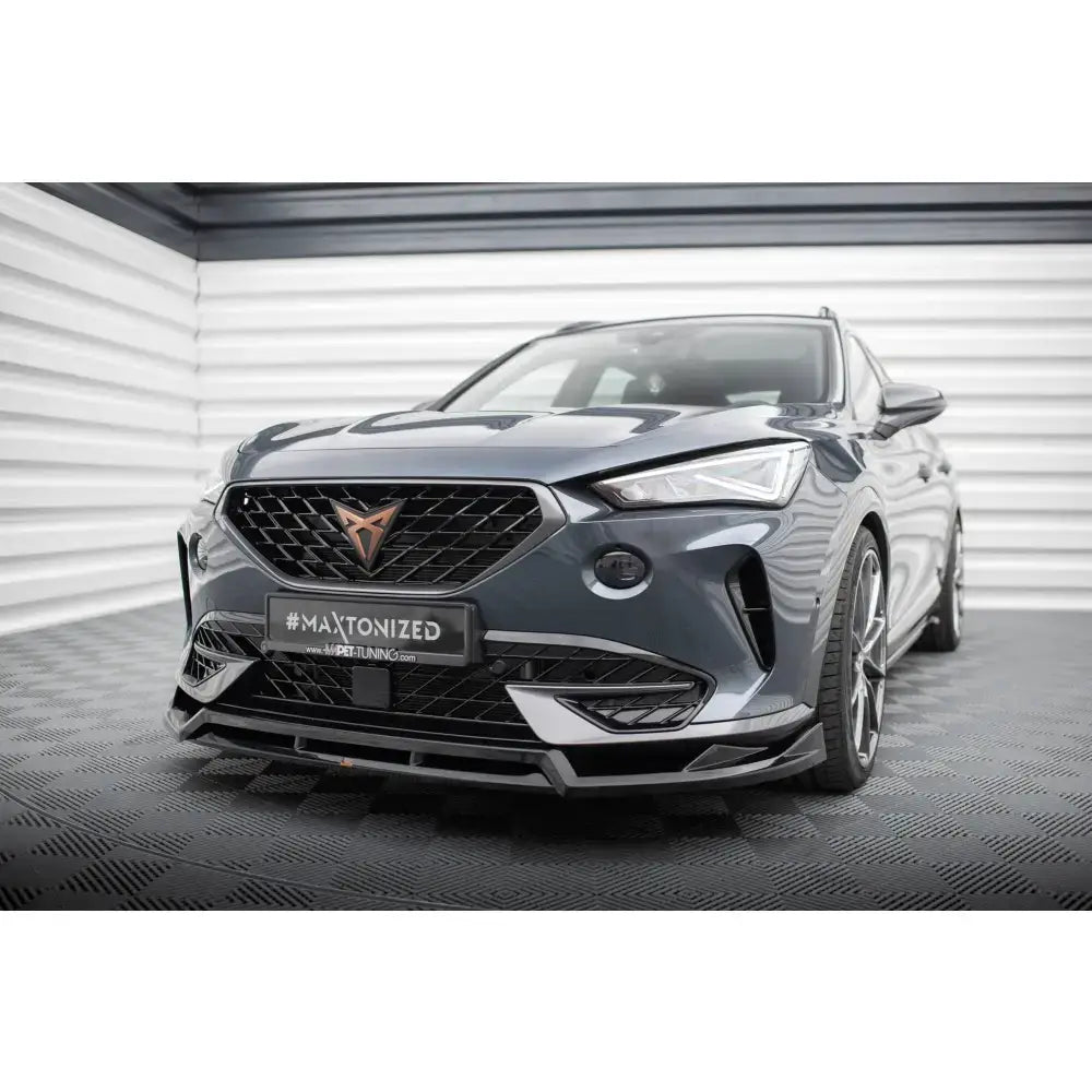 Front lip på Cupra Formentor Mk1 med sportslig grill og markante luftinntak, sett fra venstre front.
