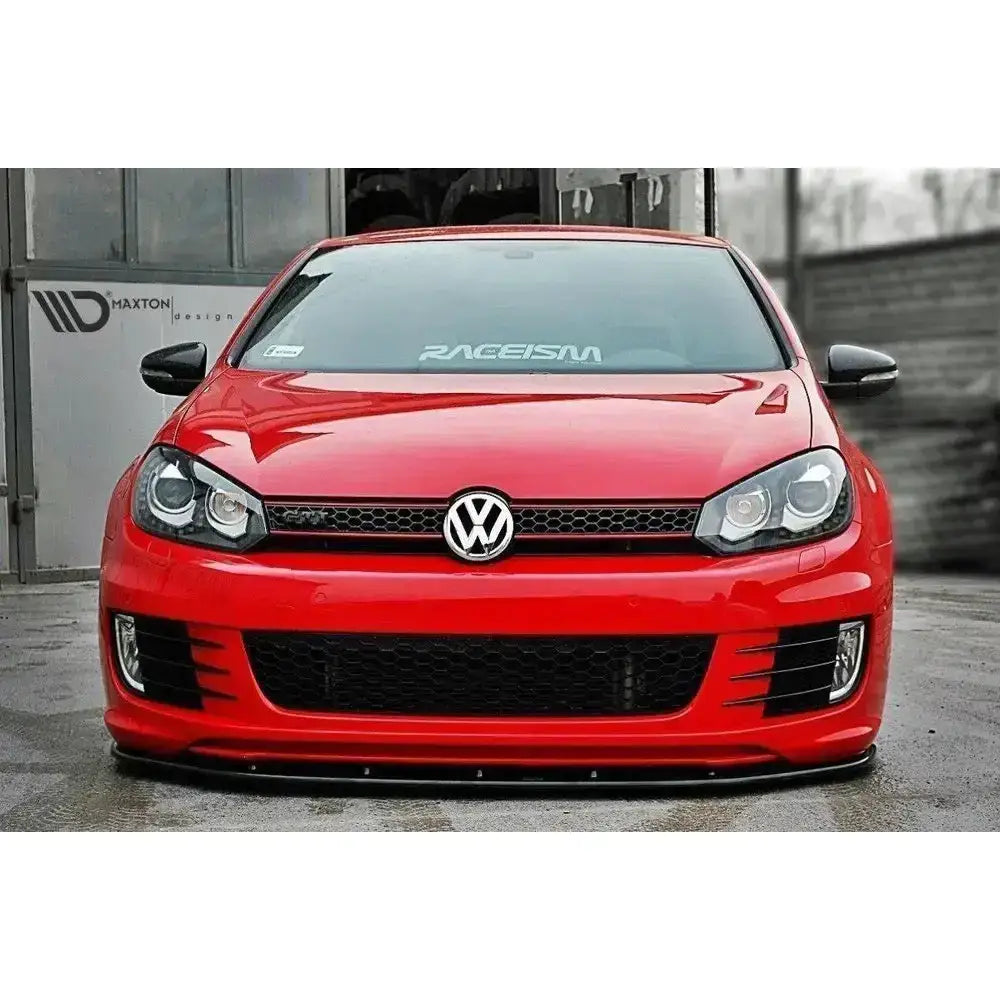 Frontspoiler på rød VW Golf VI GTI 35th med svart grill og tydelig lav frontleppe.