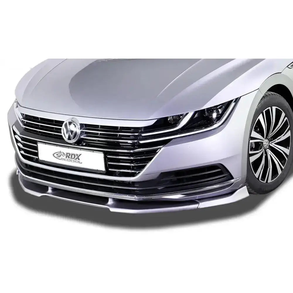 Frontleppe Volkswagen Arteon 17-20 montert på sølvfarget bil med sort grill og brede frontlykter.