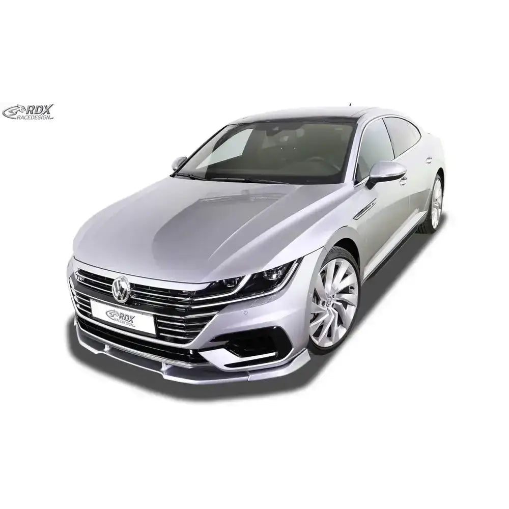 Frontspoiler Volkswagen Arteon 17-20 R-Line montert på sølvfarget bil sett skrått forfra mot hvit bakgrunn.
