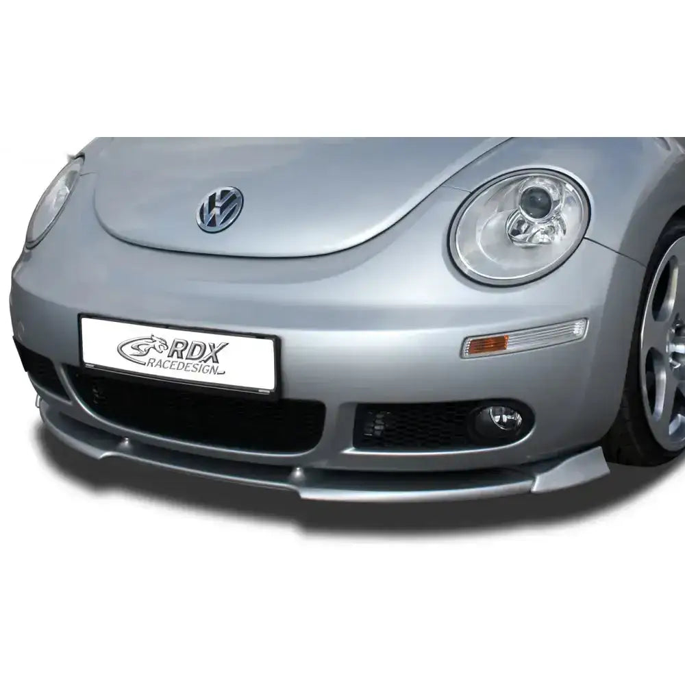 Frontleppe Volkswagen Beetle 05-10 montert på sølvfarget bilfront med synlig grill og lykter.