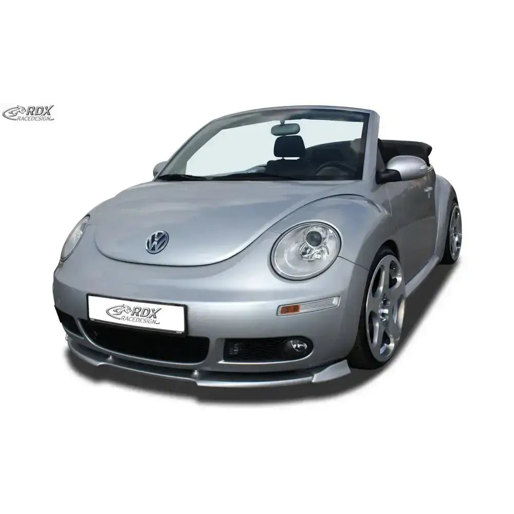 Frontspoiler Volkswagen Beetle 05-10 på sølvfarget kabriolet med åpent tak og kromdetaljer.