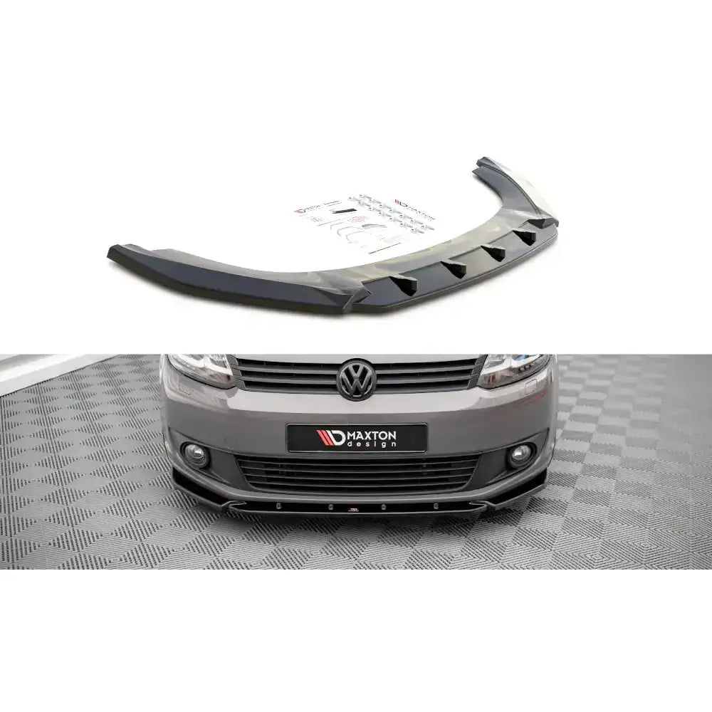 Frontleppe til Volkswagen Caddy Mk3 Facelift 10-15, sort splitter montert på grå bil med aerodynamiske detaljer.