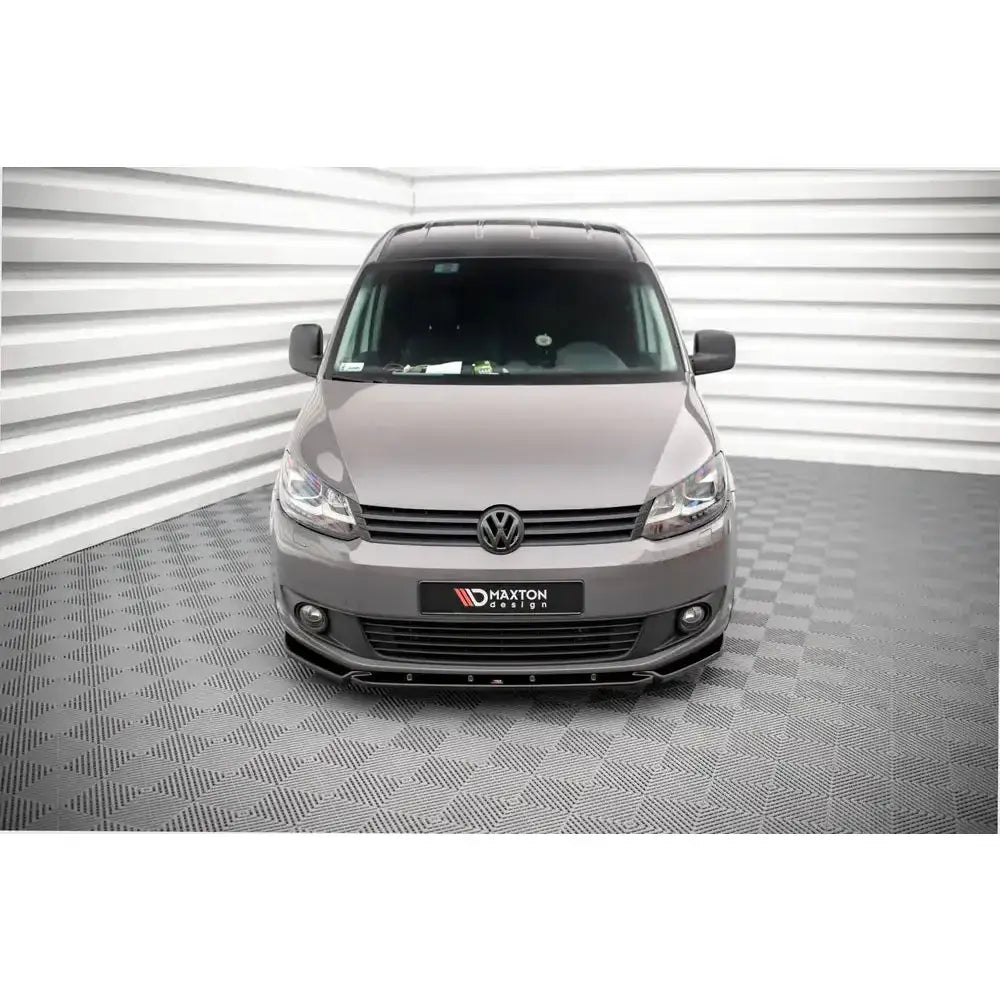 Frontspoiler på Volkswagen Caddy Mk3 Facelift 10-15, sett forfra med sorte detaljer på frontfangeren.