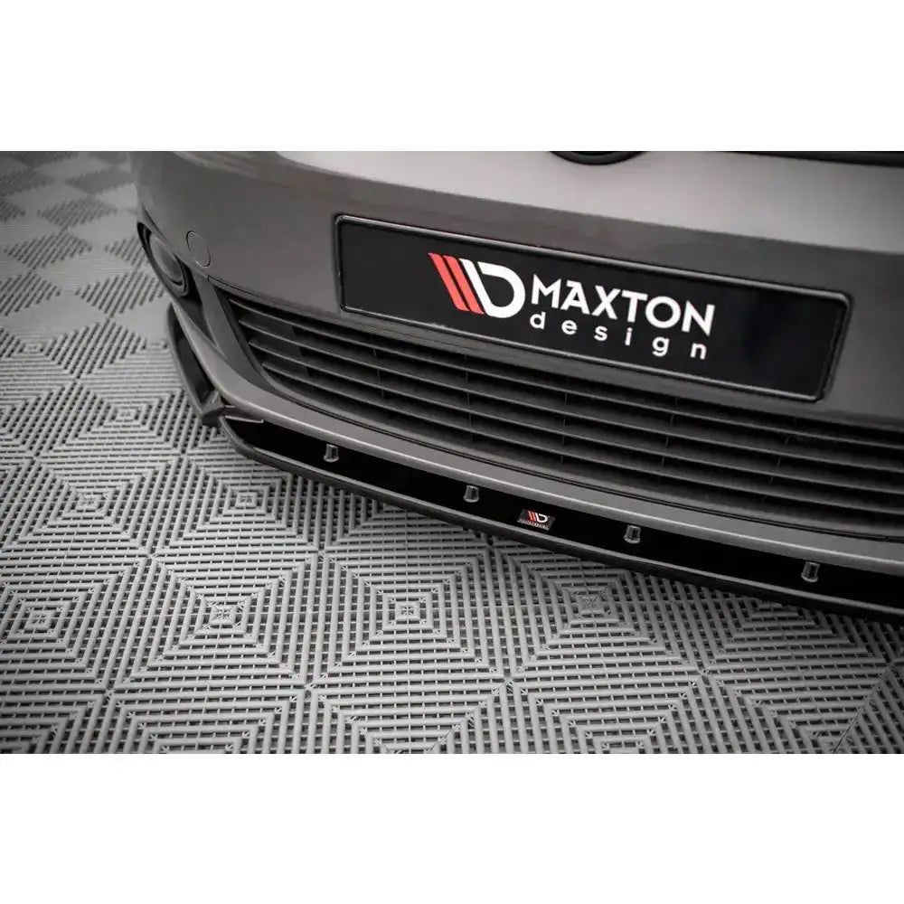 Front lip til Volkswagen Caddy Mk3 Facelift 10-15 montert på grå bil, fokus på detaljer nederst.
