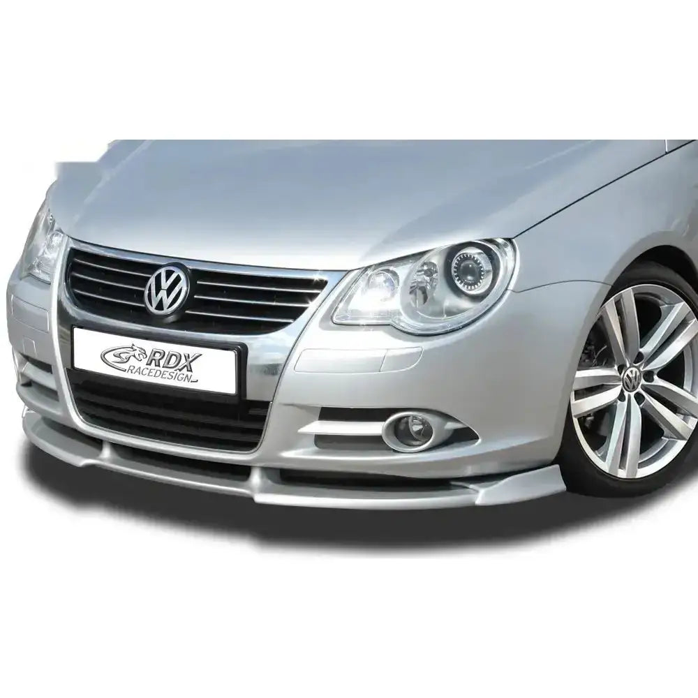 Frontleppe Volkswagen Eos 1F 06-11 montert på sølvfarget bil med spoiler, lykter og aluminiumsfelger.