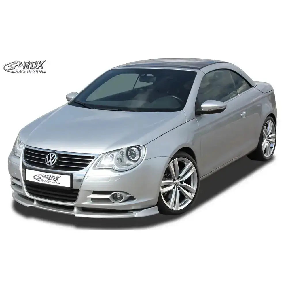 Frontspoiler Volkswagen Eos 1F 06-11 montert på sølvfarget bil med aluminiumsfelger mot hvit bakgrunn.