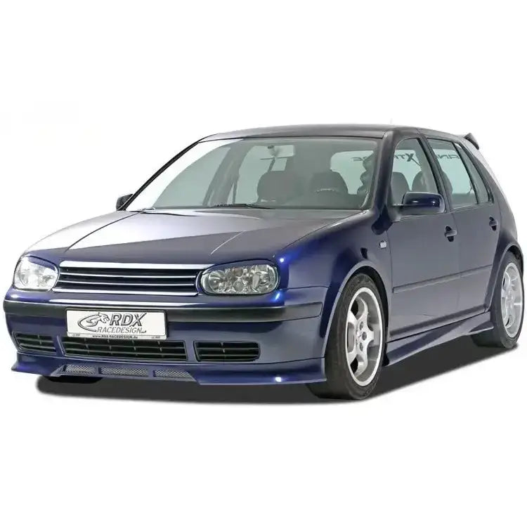 Frontleppe Volkswagen Golf 4 97-05 på blå bil med sporty skjørt, store felger og spoiler.