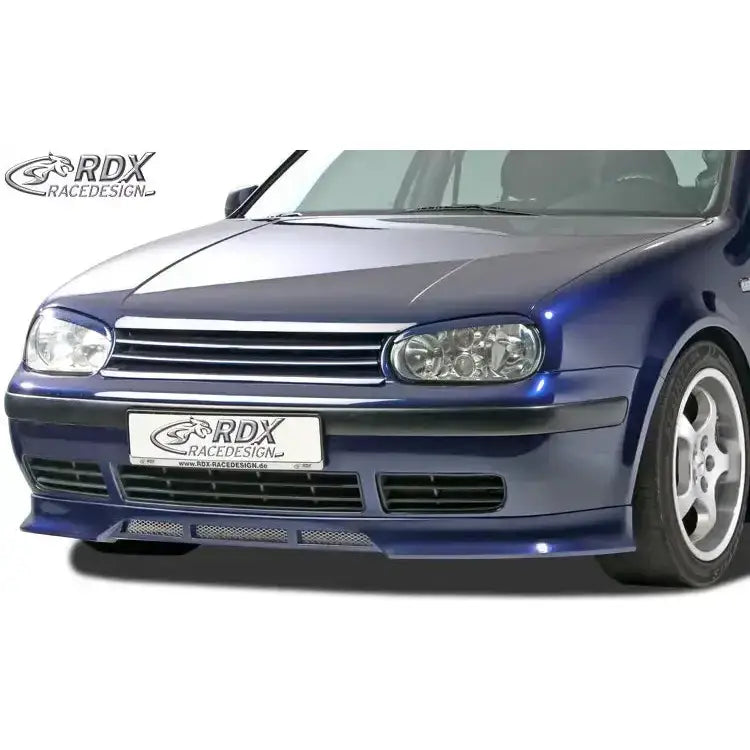 Frontspoiler Volkswagen Golf 4 med integrert luftinntak montert på blå bil med sølvfelger.