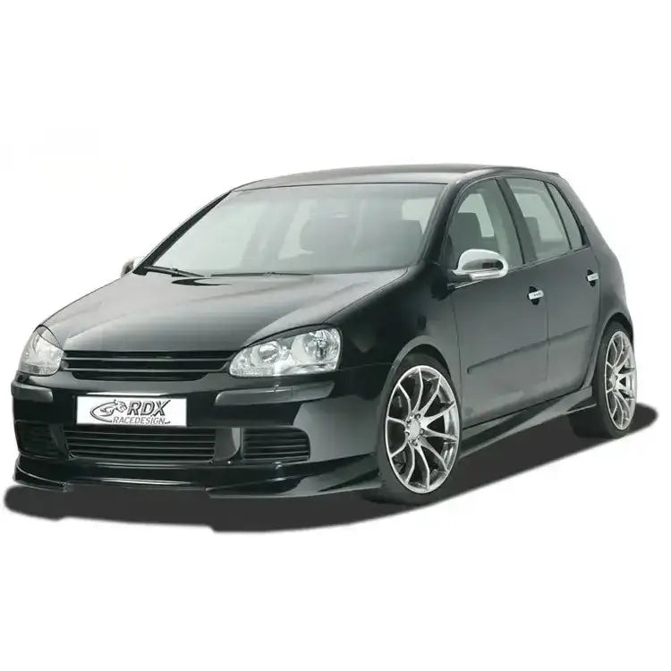 Frontleppe Volkswagen Golf 5 GT4 med sorte sportsdetaljer og store sølvfelger, fotografert skrått forfra.