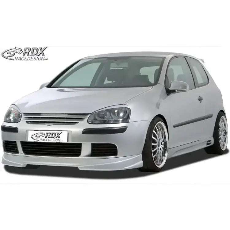 Front lip Volkswagen Golf 5 GT4 montert på sølvfarget bil med senket karosseri og store aluminiumsfelger.