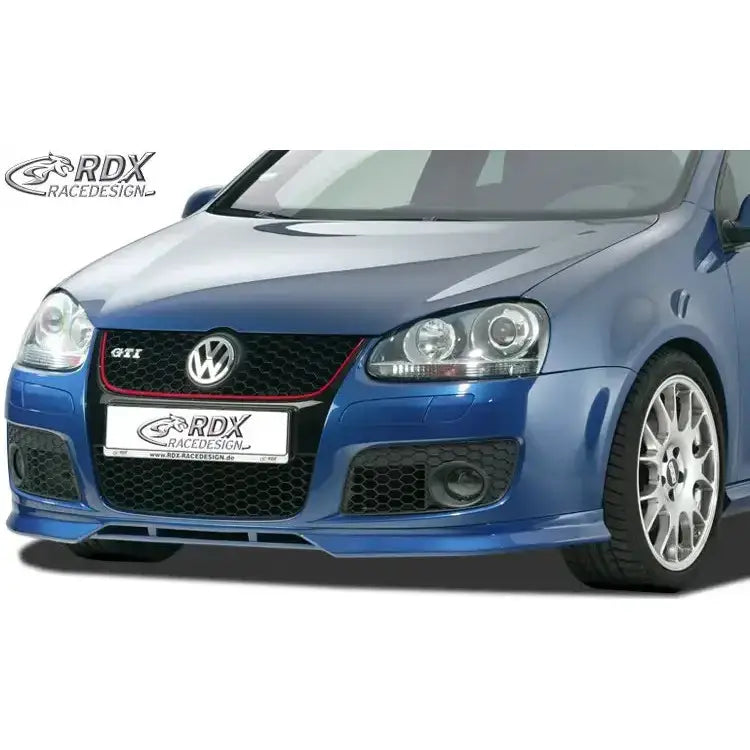 Frontspoiler Volkswagen Golf 5 med sort bikubemønstret grill og rød dekorlinje, sett fra skrå forside.