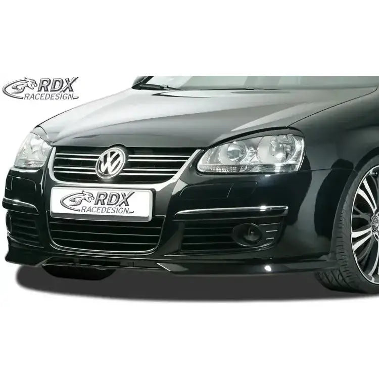 Frontsplitter Volkswagen Golf 5 med sort front, blank grill, doble lykter og sportsfelg, sett fra skrå vinkel.