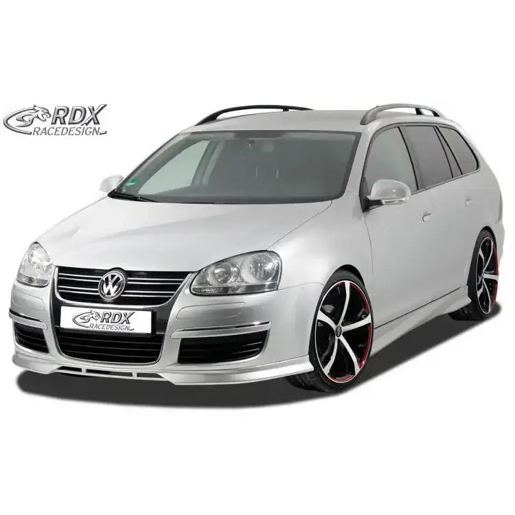 Front splitter Volkswagen Golf 5 Variant med svarte felger, rød kant og diskret stylingkit mot hvit bakgrunn.