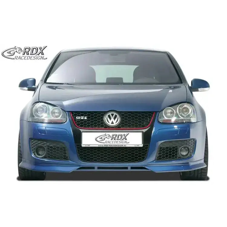 Front lip Volkswagen Golf 5 GTI variant, blå bil med sort grill og røde detaljer sett forfra.