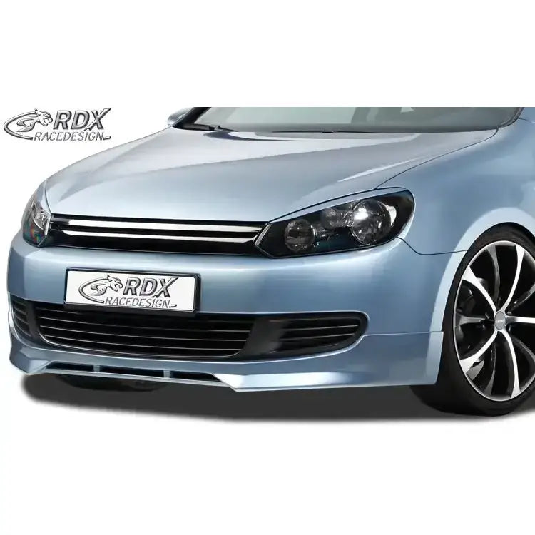 Frontspoiler Volkswagen Golf 6 med sorte luftinntak og aluminiumsfelger, sett skrått forfra.