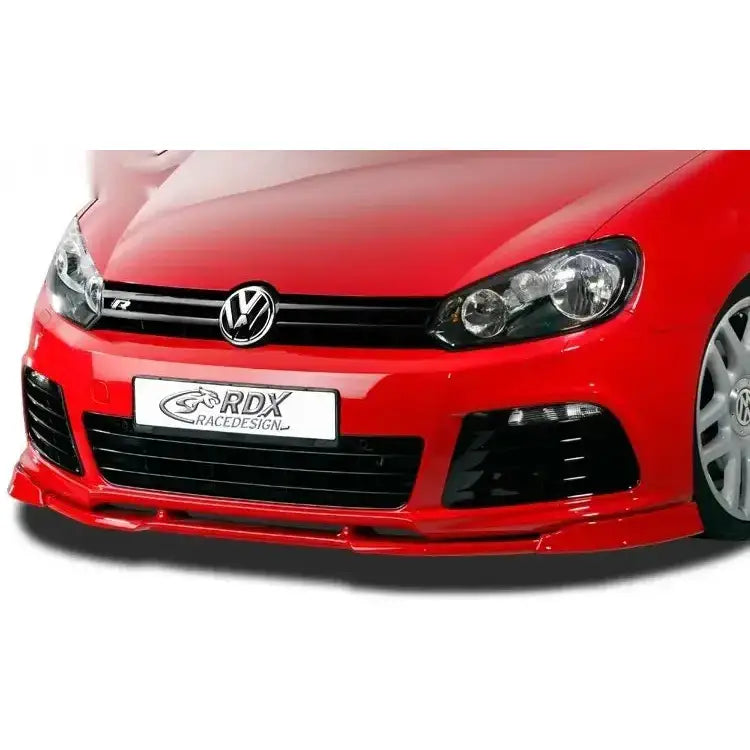 Frontleppe Volkswagen Golf 6 08-13 R Vario X i rød, montert på bil sett fra skrå vinkel.