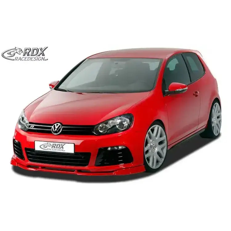 Frontspoiler på rød Volkswagen Golf 6 R Vario X med store felger og mørke detaljer, sett skrått forfra.