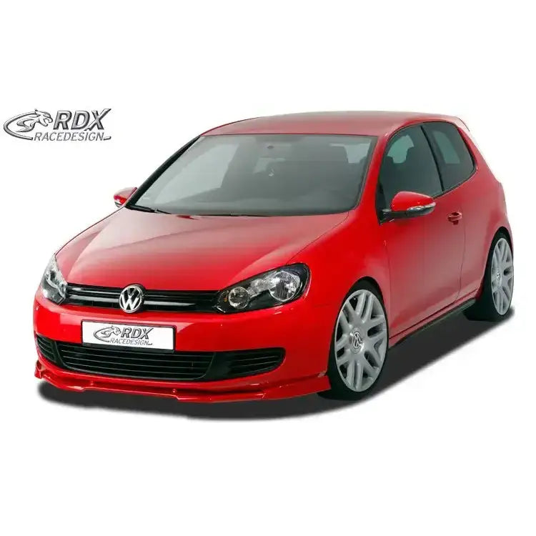 Frontspoiler Volkswagen Golf 6 Vario X, rød bil med svarte detaljer og store felger, sett skrått forfra.