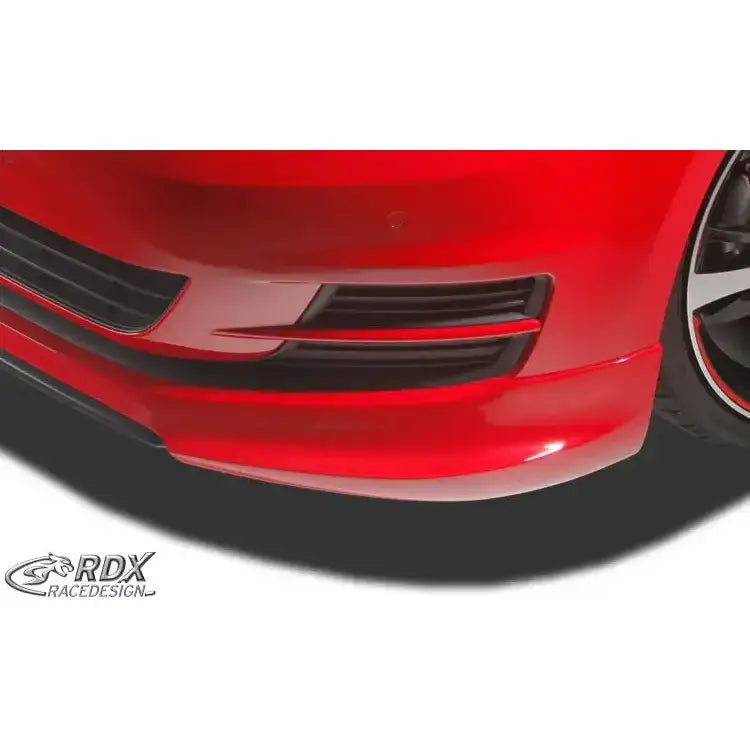 Frontspoiler Volkswagen Golf 7 nærbilde med sort grill, rød lakk og synlig felghjørne fra skrå side.