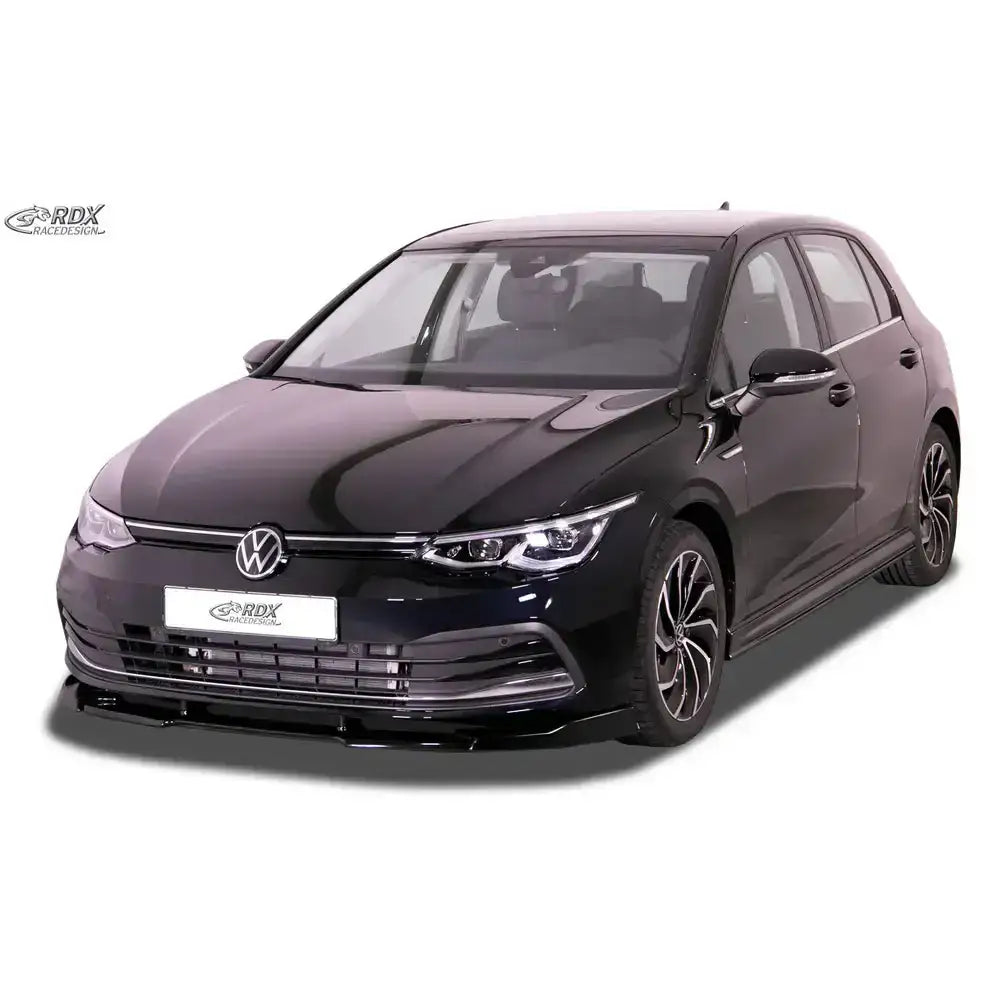 Frontspoiler Volkswagen Golf 8 med sorte detaljer, LED-lykter og sportslige aluminiumsfelger.