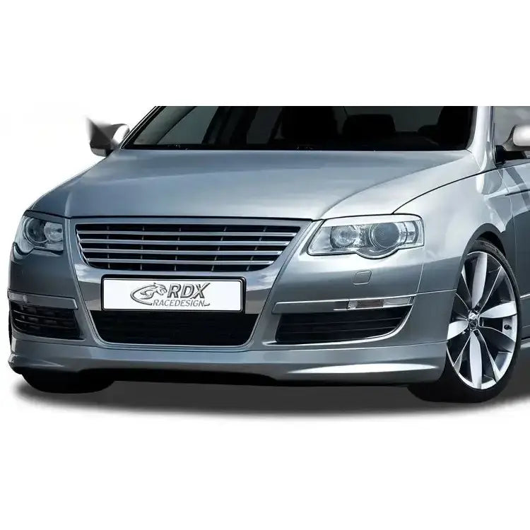 Frontleppe Volkswagen Passat 3C 11-16 montert på sølvfarget bil med kromgrill og aluminiumsfelger.